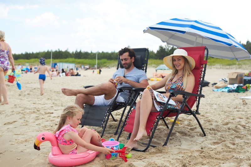 Leżak plażowy z uchwytem na telefon