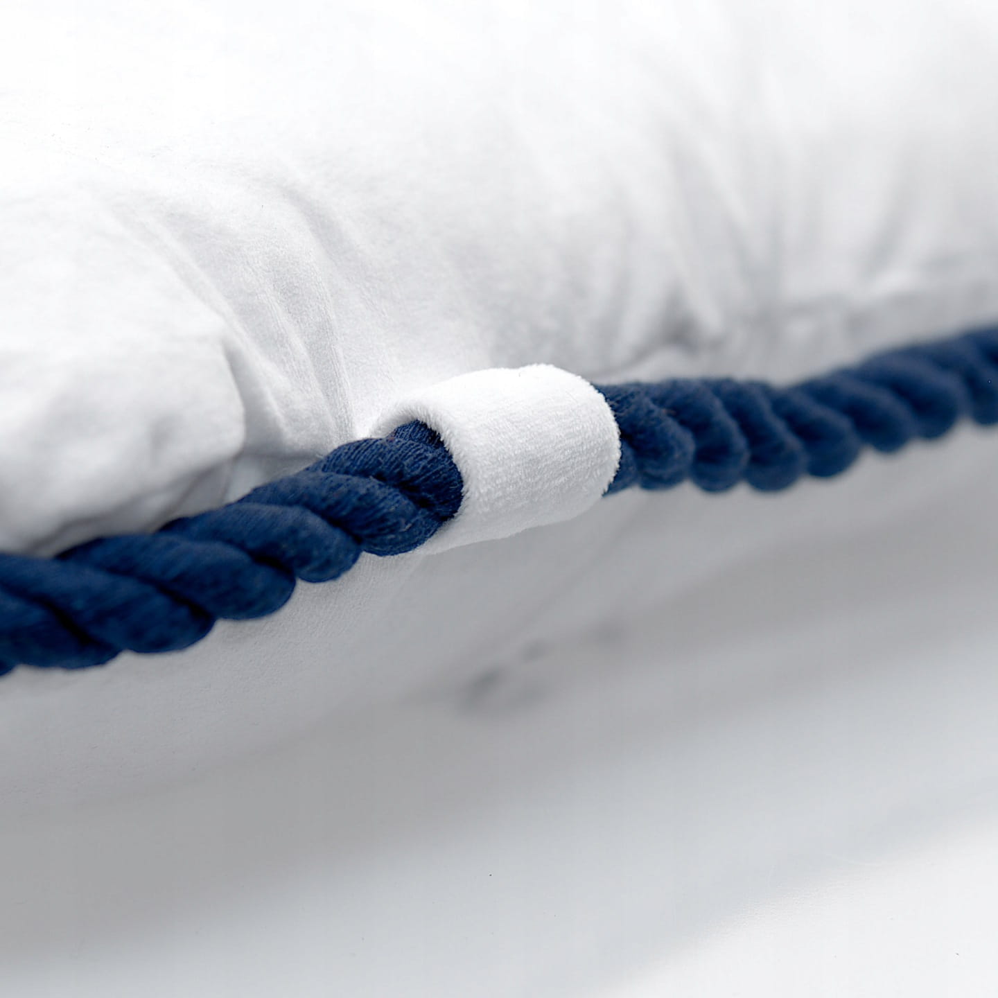 poduszka dekoracyjna, morska, ozdobna, dla dzieci, do salonu, do sypialni , do pokoju dziecka, markowa, bezpieczna dla dzieci, modny desing, idelana na prezent, miła w dotyku, kompas, sznury, ze sznurami, marynarska