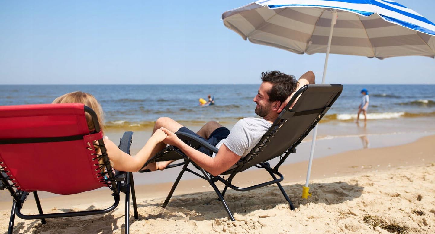 Leżak na plażę – czy rzeczywiście jest Ci potrzebny? Sprawdź, jaki model warto kupić