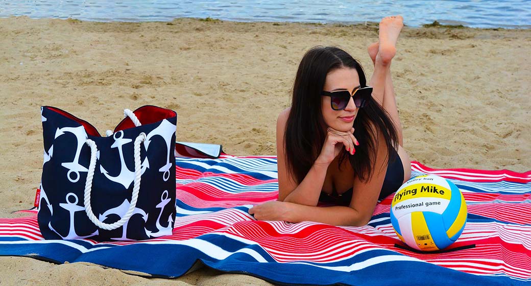 Jak się ubrać na plażę, by wyglądać modnie i czuć się komfortowo? Poradnik dla kobiet